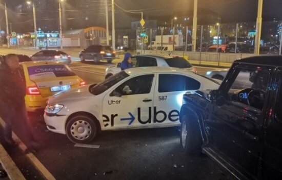 Очевидцы: в Калининграде Gelandewagen  протаранил несколько такси перед светофором (фото)   - Новости Калининграда | Фото: читатель "Клопс"