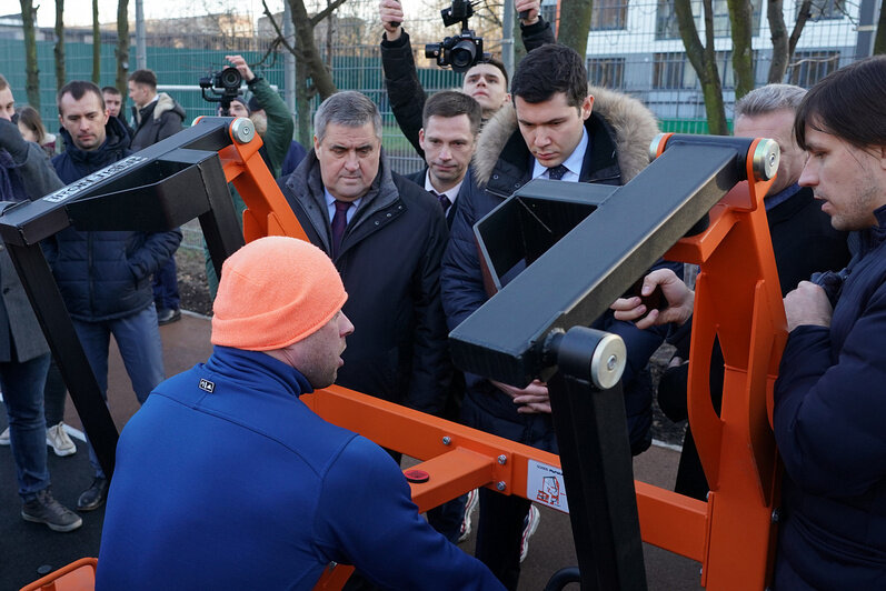 На пустыре у Летнего озера открыли спортплощадку с тренажёрами и беговой дорожкой (фото) - Новости Калининграда | Фото: пресс-служба регионального правительства