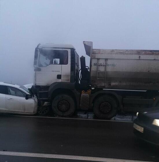 В Гурьевском районе Mazda влетела в фуру, водитель легковушки госпитализирована - Новости Калининграда | Фото: очевидец