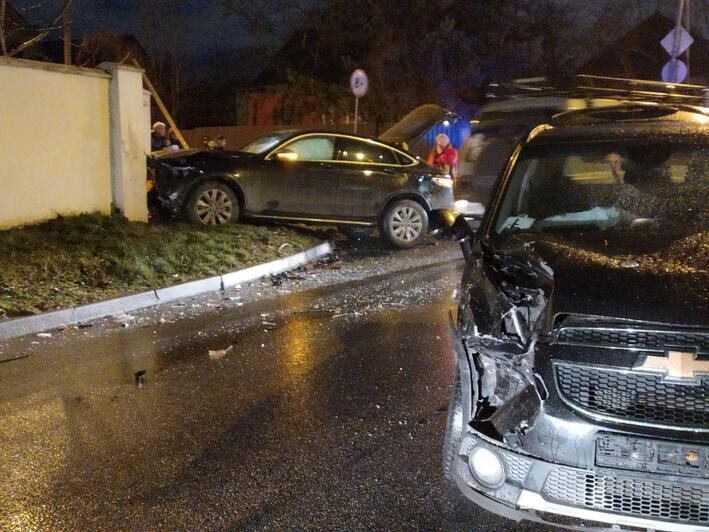 На проспекте Мира легковушка после столкновения с другим авто врезалась в забор (фото)   - Новости Калининграда | Фото: очевидец