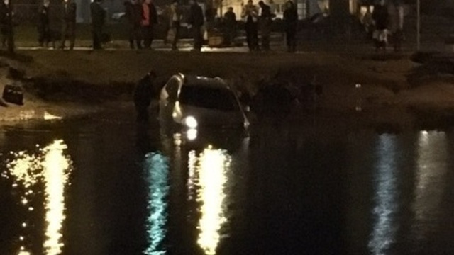 В Калининграде пожилой водитель заснул за рулём и съехал в пруд через детскую площадку 
