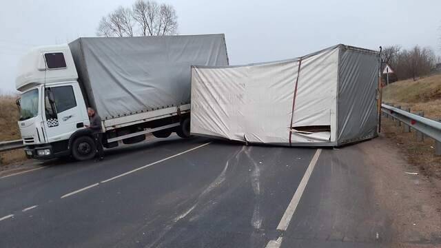 Трасса под Гусевом оказалась перекрыта из-за опрокинувшегося прицепа грузовика (фото, видео)