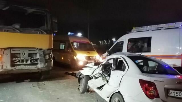 Под Калининградом в лобовом столкновении Chevrolet и грузовика Renault погибла водитель легковушки (фото, обновлено)  
