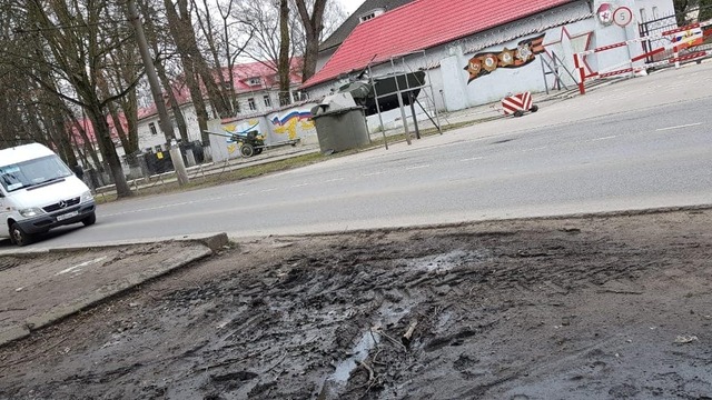 Возле воинской части на ул. Емельянова 90-летняя женщина упала в лужу, поскользнувшись на грязном тротуаре (фото)