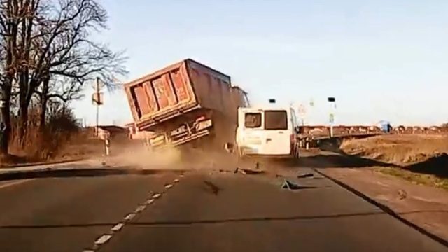 Момент аварии под Зеленоградском, где перевернулся песковоз, попал на видео