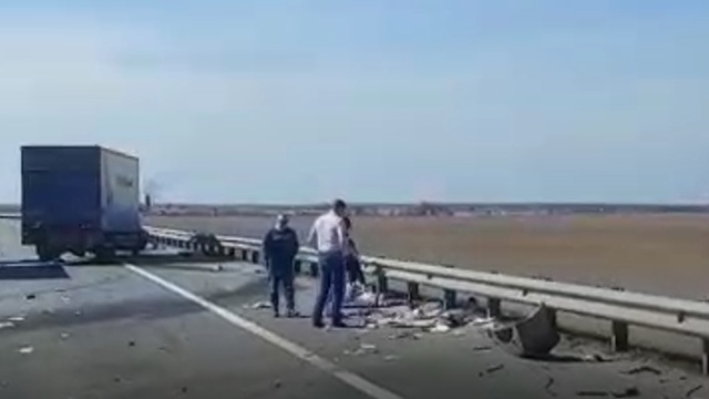 Под Гвардейском водитель Honda врезался в отбойник и вылетел из машины через заднее стекло (видео) 