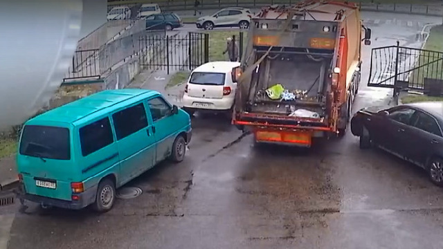 На ул. Гайдара в Калининграде мусоровоз протаранил ворота (видео)  