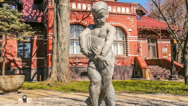 В Зеленоградске рядом с краеведческим музеем установили скульптуру 1928 года (фото)