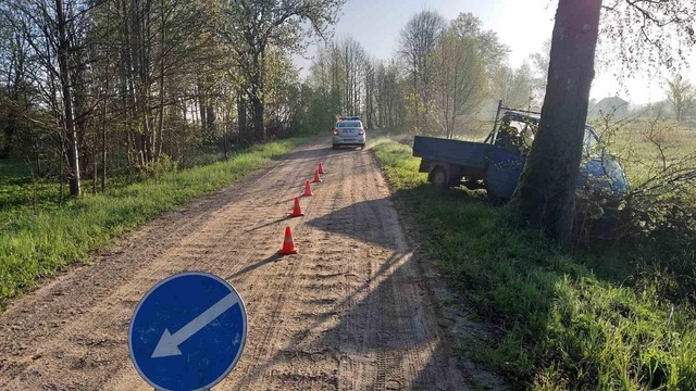 В Полесском районе водитель без прав врезался в дерево и сбежал, оставив пассажира умирать