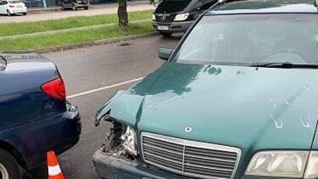 В Калининграде Mercedes врезался в пропускавшую пешеходов легковушку (фото)