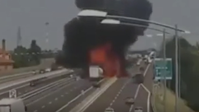 В Китае на скоростном шоссе взорвался бензовоз, есть погибшие (видео)