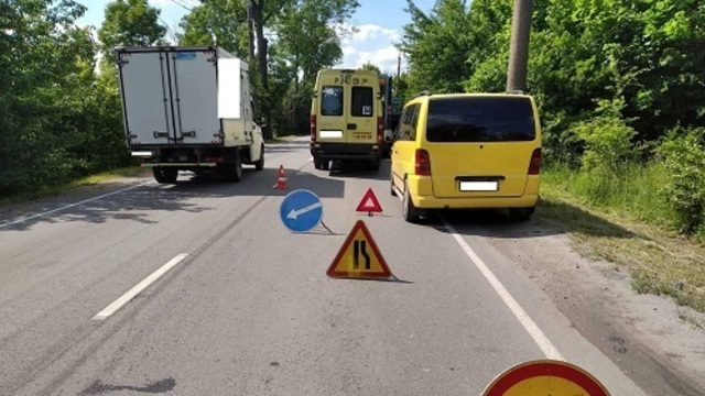 В Калининграде маршрутка врезалась в грузовик, пострадала пенсионерка (фото)
