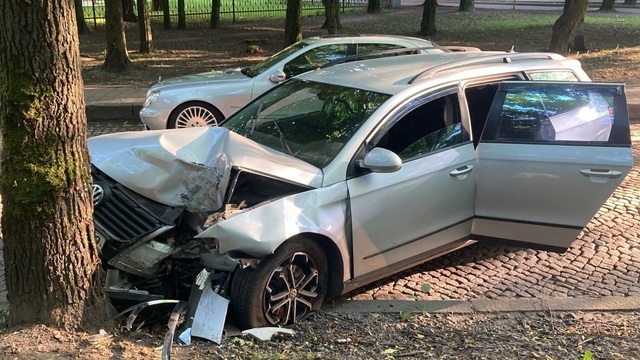 На Каштановой аллее в Калининграде Volkswagen врезался в дерево (фото) 