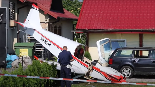 В Польше спортивный самолёт рухнул на землю и врезался в легковушку (видео)
