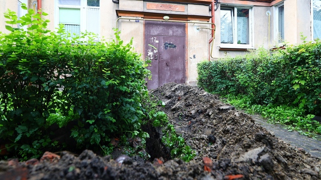 В Центральном районе при прокладке кабеля уничтожили клумбы и оставили ямы у домов (фото) 