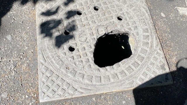 Возле Ботанического сада проломился люк ливнёвки (фото) 