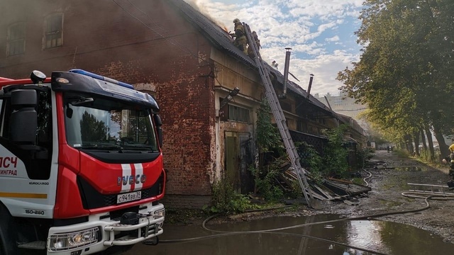 На Борзова горело здание с автомастерскими и складом мебели