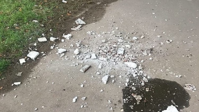 В Калининграде на тротуар рухнула облицовка эстакадного моста (фото)