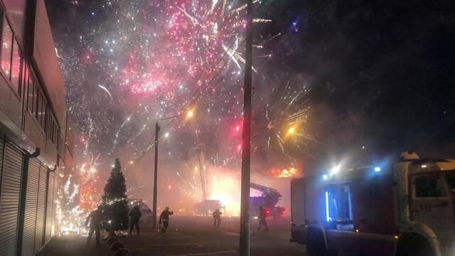 На рынке в Ростове-на-Дону загорелся павильон с пиротехникой (фото, видео)