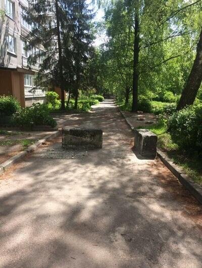 В центре Калининграда жители перегородили камнями въезд во двор - Новости Калининграда | Фото: читатель "Клопс"