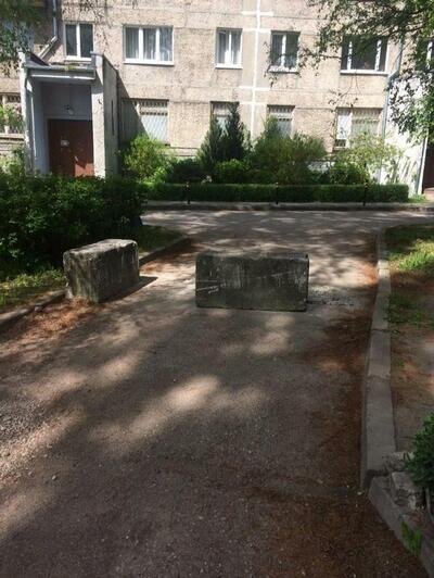 В центре Калининграда жители перегородили камнями въезд во двор - Новости Калининграда | Фото: читатель "Клопс"