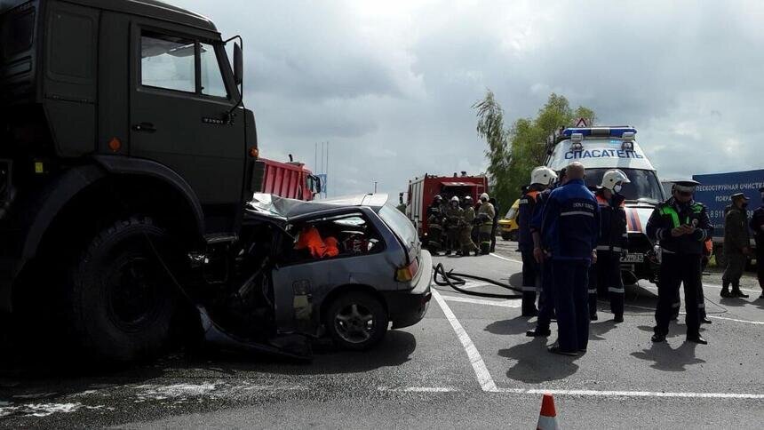 После смертельного ДТП с военным грузовиком и Honda Civic на ул. Емельянова возбудили уголовное дело - Новости Калининграда | Фото: очевидец