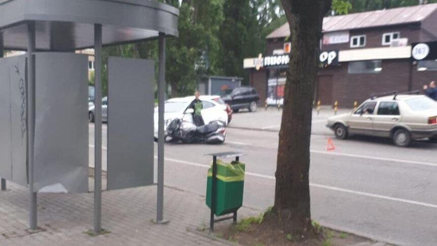 На Борзова собралась пробка из-за ДТП с мотоциклом (фото) - Новости Калининграда | Фото очевидца