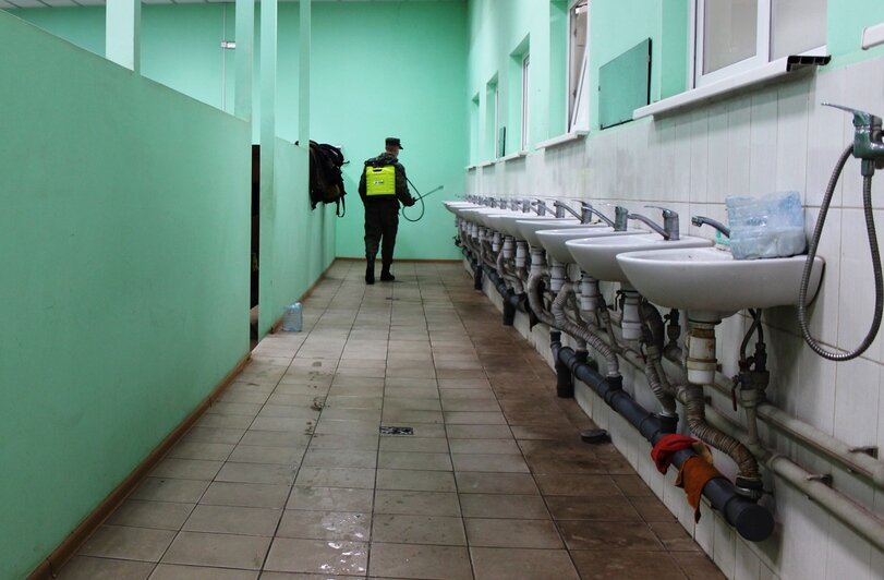 На заводе "Янтарь" провели дезинфекцию (фото)   - Новости Калининграда | Фото: пресс-служба ПСЗ "Янтарь"
