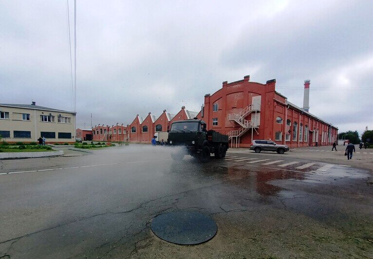 На заводе "Янтарь" провели дезинфекцию (фото)   - Новости Калининграда | Фото: пресс-служба ПСЗ "Янтарь"