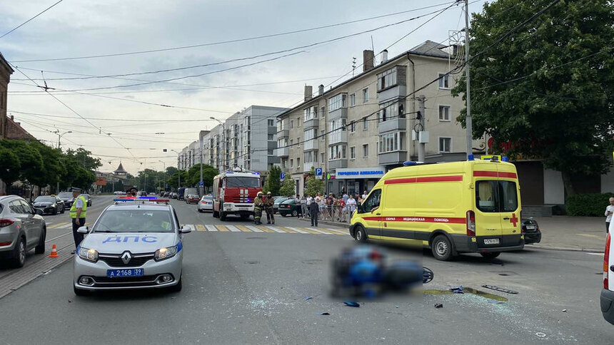 Возбуждено дело в отношении водителя, устроившего смертельное ДТП с мотоциклом на ул. Черняховского - Новости Калининграда | Фото: пресс-служба ГУ МЧС России по Калининградской области