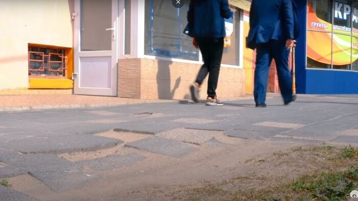 Разбитые тротуары на проспекте Мира в 2019 году | Скриншот видео "Прогулка с мэром Калининграда"