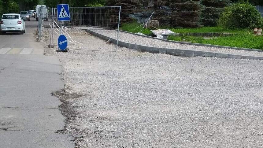 На Ялтинской водители бьют машины, проезжая разрытый для ремонта тротуар (фото) - Новости Калининграда | Фото: Наталья Ющенко