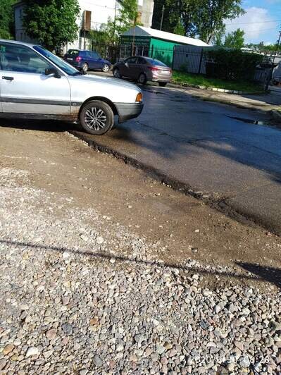 На Ялтинской водители бьют машины, проезжая разрытый для ремонта тротуар (фото) - Новости Калининграда | Фото: Наталья Ющенко