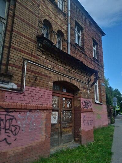 "Истерическое здание": в Калининграде на немецких домах появились таблички с опечаткой (фото) - Новости Калининграда | Фото: Надежда Маркова / "Клопс"