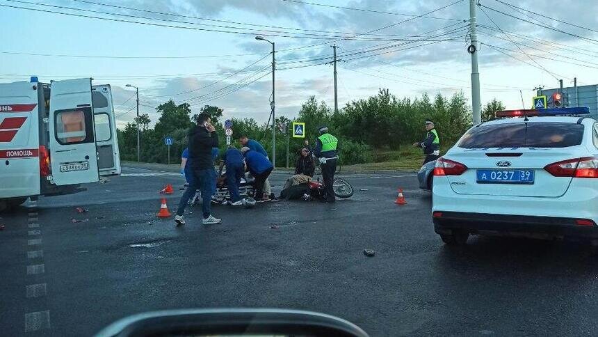 На перекрёстке Емельянова и Окружной в ДТП с автобусом пострадал мотоциклист (фото)   - Новости Калининграда | Фото: читатель "Клопс"