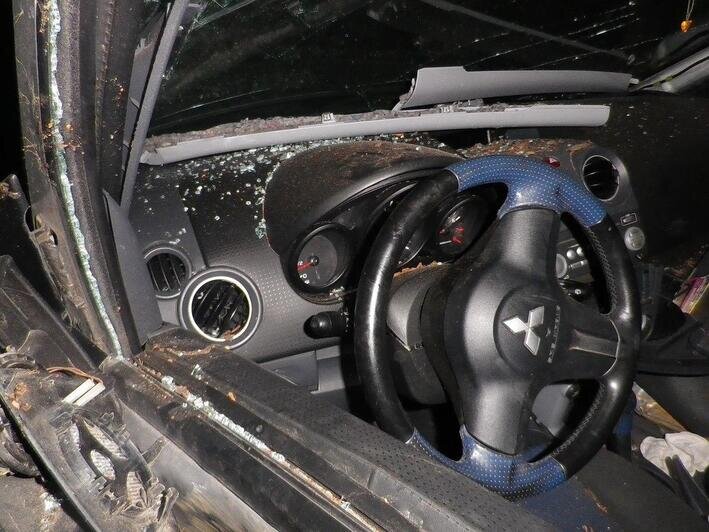 На балтийской трассе Mitsubishi врезался в дерево, пострадала 51-летняя водитель  - Новости Калининграда | Фото: очевидец