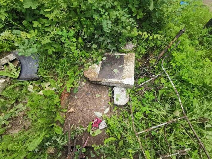 На старом кладбище Калининграда неизвестные снесли ограду и повредили несколько могил - Новости Калининграда | Фото: пресс-служба городской администрации