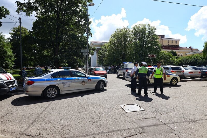 Около драмтеатра в Калининграде нашли и обезвредили противопехотную мину (фото) - Новости Калининграда | Фото: Александр Подгорчук / "Клопс"