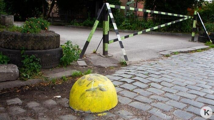 В полусферу уже врезались машины | Фото: Александр Подгорчук / "Клопс"