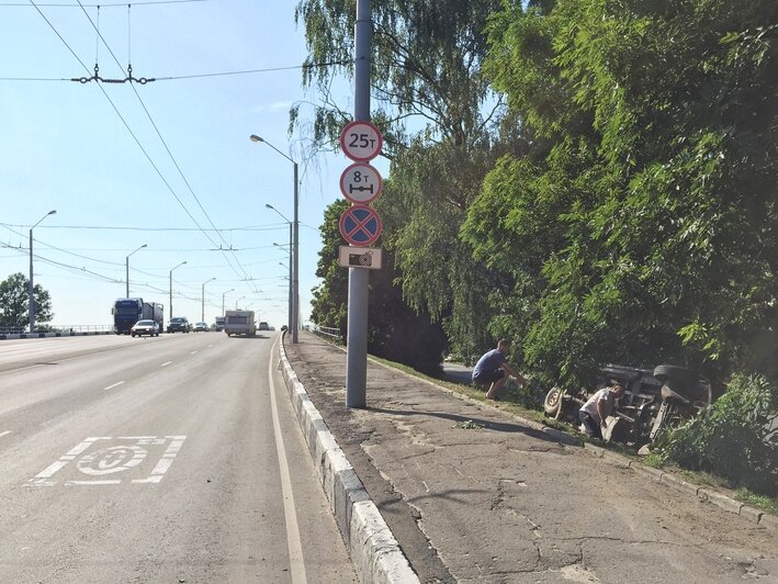  На проспекте Победы микроавтобус вылетел с моста и перевернулся (фото) - Новости Калининграда | Фото: Александр Подгорчук / "Клопс"