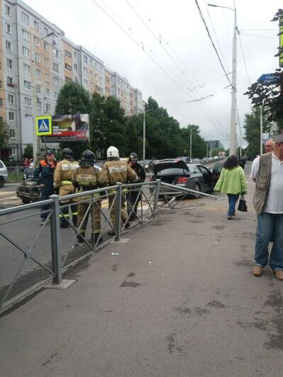 На перекрёстке Горького — Зелёная легковушка протаранила забор и вылетела на тротуар (фото) - Новости Калининграда | Фото: очевидец