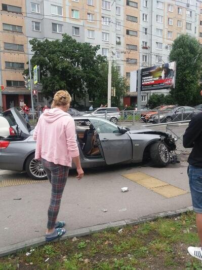 На перекрёстке Горького — Зелёная легковушка протаранила забор и вылетела на тротуар (фото) - Новости Калининграда | Фото: очевидец