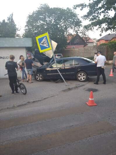В Балтийске машина вылетела на тротуар и перевернулась (фото) - Новости Калининграда | Фото очевидца