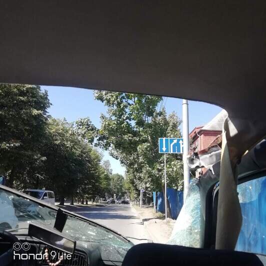 Появилось видео с места ДТП, где крюк крана поднял над землёй легковушку с двумя людьми - Новости Калининграда | Фото: читатель "Клопс"