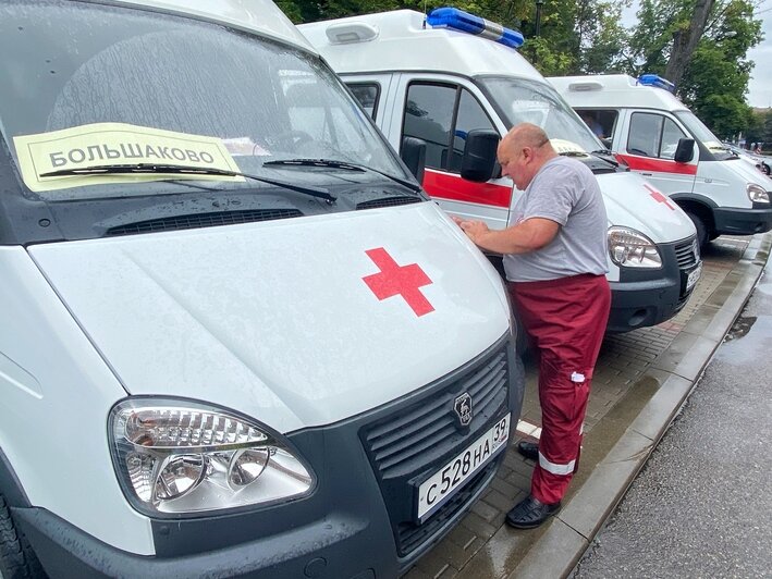 В Калининградской области медикам вручили ключи от восьми новых машин экстренной помощи (фото) - Новости Калининграда | Фото: Александр Подгорчук / "Клопс"