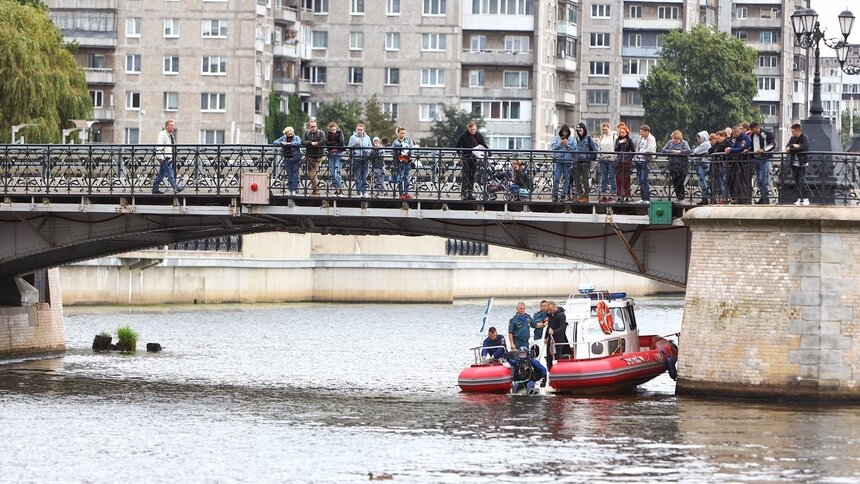 Очевидцы: в Преголе под Деревянным мостом нашли тело человека (фото) - Новости Калининграда | Фото: Александр Подгорчук / "Клопс"