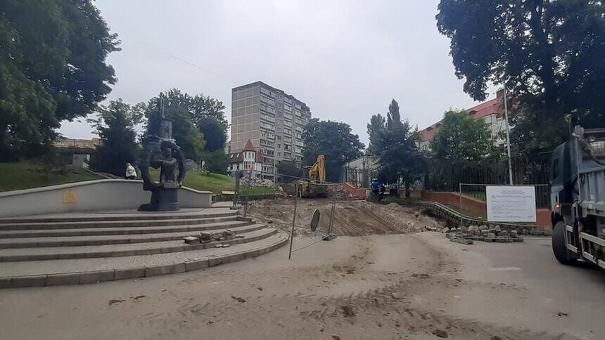На Нижнем озере начали перекладывать лестницу возле памятника Маринеско - Новости Калининграда | Фото: пресс-служба администрации Калининграда
