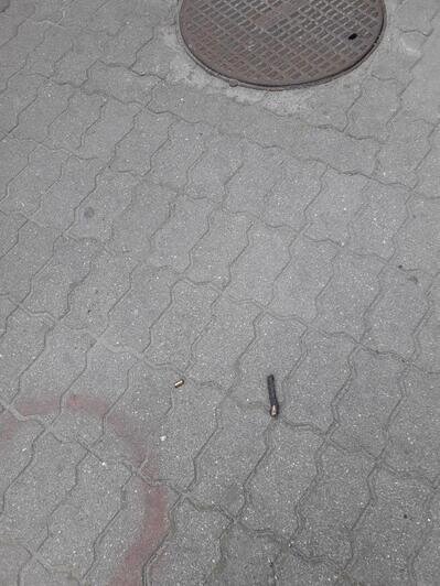 Около входа в кафе лежит гильза | Фото: Ольга Запивалова / "Клопс"