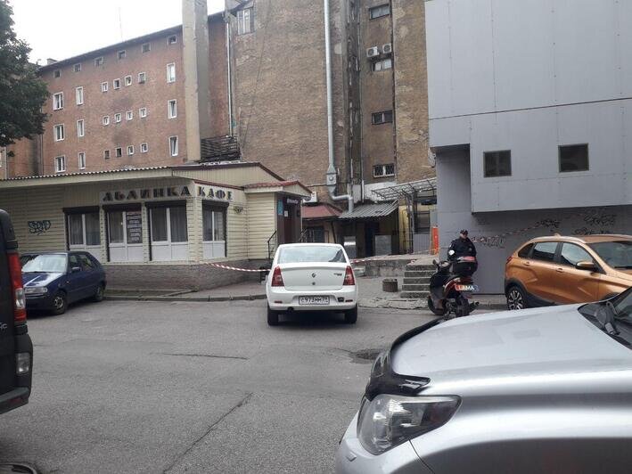 По словам очевидцев перестрелка началась около белого автомобиля | Фото: Ольга Запивалова / "Клопс"