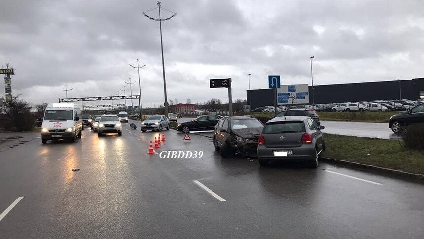 На Московском проспекте в Калининграде Volkswagen при развороте врезался в Lifan (фото) - Новости Калининграда | Фото: ГИБДД